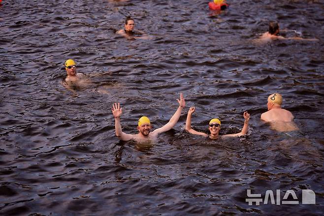 [베를린=AP/뉴시스] 17일(현지 시간) 독일 베를린 슈프레강에서 시민들이 수영 금지 해제를 촉구하며 수영하고 있다. 슈프레강은 수질 오염에 따른 보건 위험으로 100년 넘게 수영이 금지됐으며 강물과 분리된 부유식 수영장만 운영되고 있다. 시민 주도 비영리단체 '플루스바트 베를린'은 슈프레강이 수영할 만큼 수질이 개선됐다면서 수영 허용을 촉구하고 있다. 2025.06.18.