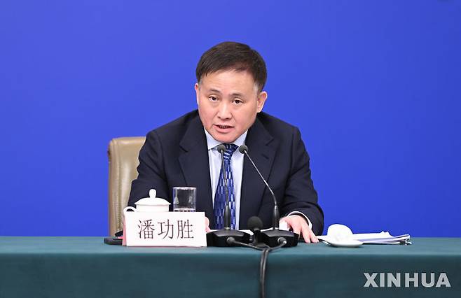 [베이징=신화/뉴시스] 3월 6일 중국 베이징에서 전국인민대표대회(전인대) 경제 분야 내외신 기자회견에서 판궁성 인민은행 총재가 기자의 질문에 답변하고 있다. 2025.06.18.