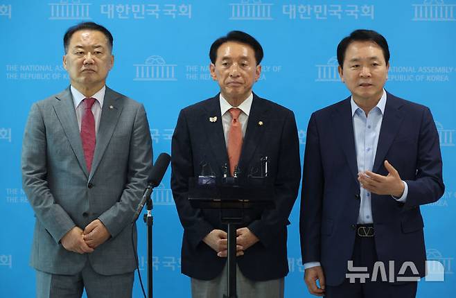 [서울=뉴시스] 조성봉 기자 = 성일종 국회 국방위원장이 18일 오후 서울 여의도 국회 소통관에서 열린 '법제사법위원장 반환' 관련 기자회견을 마치고 취재진의 질문에 답변하고 있다. 왼쪽부터 신성범 국회 정보위원장,김석기 외교통일위원장, 성 국방위원장. 2025.06.18.    suncho21@newsis.com