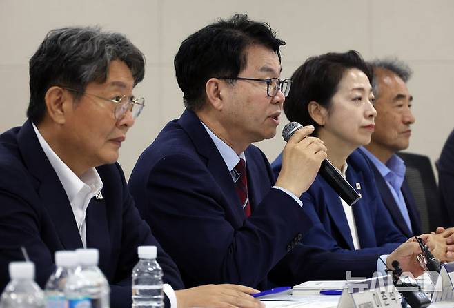 [세종=뉴시스] 강종민 기자 = 이한주 국정기획위원장이 18일 오후 세종시 정부세종컨벤션센터에서 열린 경제2분과 중소벤처기업부 업무보고에서 발언하고 있다. 2025.06.18. ppkjm@newsis.com