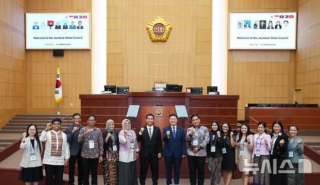 [전주=뉴시스] 문승우 전북도의장이 18일 전북자치도의회에서 개발도상국 지방행정과정 연수생 만나 격려하고 기념촬영을 하고 있다. *재판매 및 DB 금지