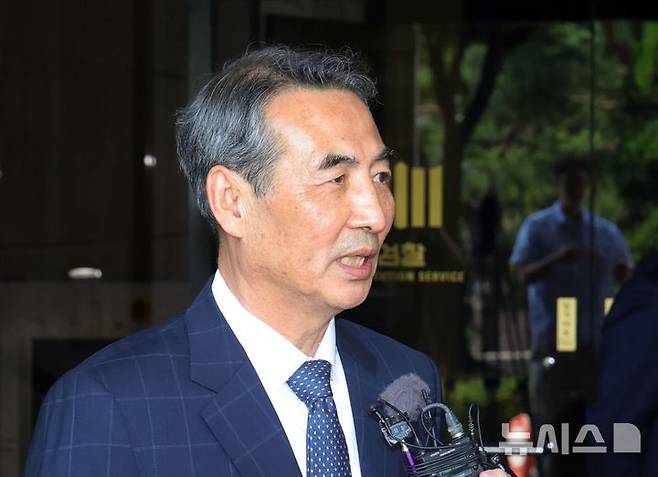 [서울=뉴시스] 홍효식 기자 = 윤석열 전 대통령 부인 김건희 여사 관련 의혹을 수사하는 민중기 특별검사가 18일 서울 서초구 서울중앙지방검찰청에서 박승환 검사장 직무대리와 면담을 마친 뒤 취재진 질문에 답하고 있다. 2025.06.18. yesphoto@newsis.com