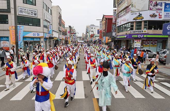 [양양=뉴시스] 지난해 양양문화제에서 농악대를 선두로 시가행진을 하고 있다.(사진=양양군 제공)photo@newsis.com *재판매 및 DB 금지