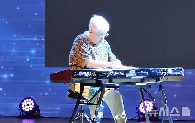 [서울=뉴시스]문영호 기자=18일 서울 코엑스에서 개막한 'MARS 2025' 개막식에서 작곡가 김형석이 AI와 만든 '불 꺼진 하늘 아래'를 협연하고 있다.2025.06.18.sonanom@newsis.com