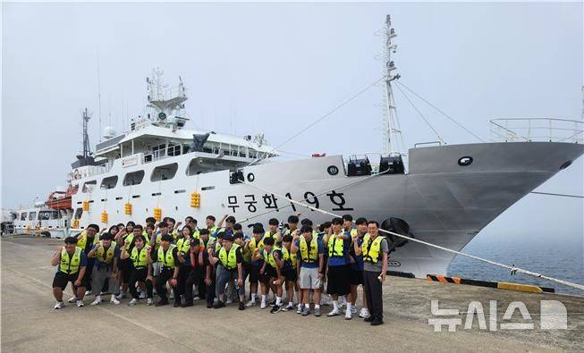 [제주=뉴시스] 남해어업관리단이 18일 완도수산고등학교 재학생을 대상으로 해양수산 진로를 위한 현장 견학을 하고 있다. (사진=남해어업관리단 제공) 2025.06.18. photo@newsis.com