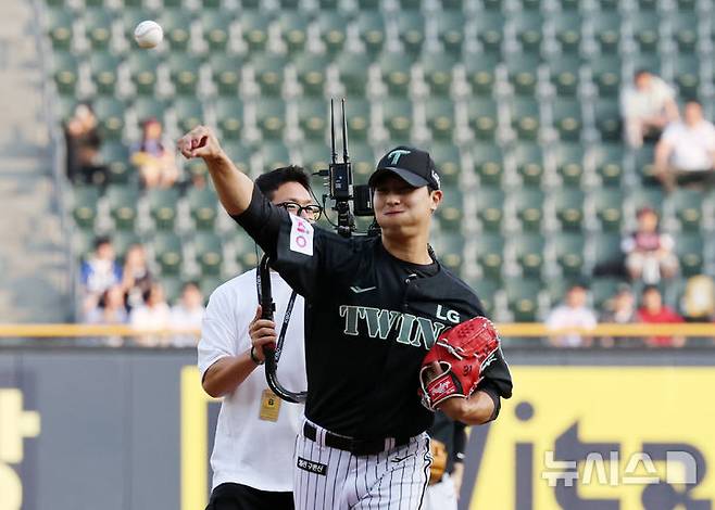 [서울=뉴시스] 배훈식 기자 = 17일 오후 서울 송파구 잠실야구장에서 열린 2025 신한 쏠뱅크 KBO리그 LG 트윈스와 NC 다이노스의 경기, 상무를 전역한 LG 이정용이 시구를 하고 있다. 2025.06.17. dahora83@newsis.com