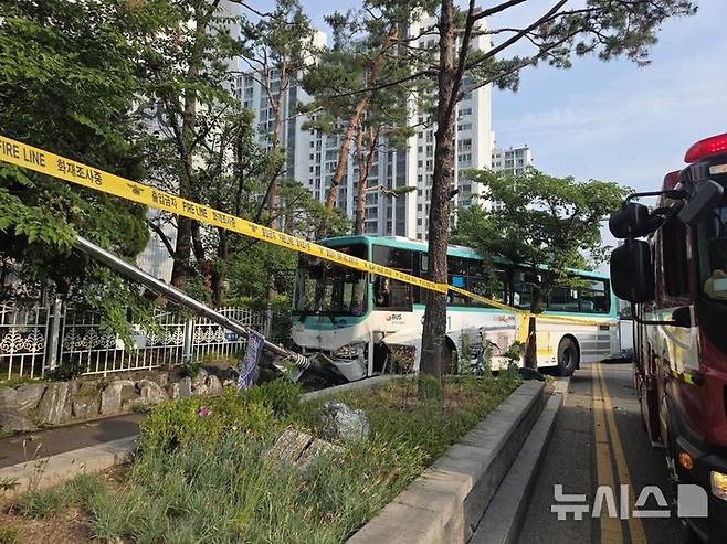 [인천=뉴시스]정일형 기자= 부천버스 사고 현장.(사진=부천소방서 제공)