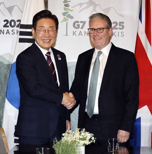 이재명 대통령, 한-영 정상회담 이재명 대통령, 한-영 정상회담     (캐내내스키스[캐나다]=연합뉴스) 홍해인 기자 = 이재명 대통령이 17일(현지시간) 캐나다 앨버타주 캐내내스키스 주요 7개국(G7) 정상회의장에서 키어 스타머 영국 총리와 한영 정상회담 전 악수하고 있다. 2025.6.18     xyz@yna.co.kr (끝)   <저작권자(c) 연합뉴스, 무단 전재-재배포, AI 학습 및 활용 금지>