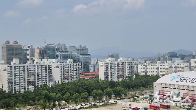 서울 양천구 목동운동장 아이스링크 뒤로 목동 5단지와 6단지가 보인다. 이재기 기자