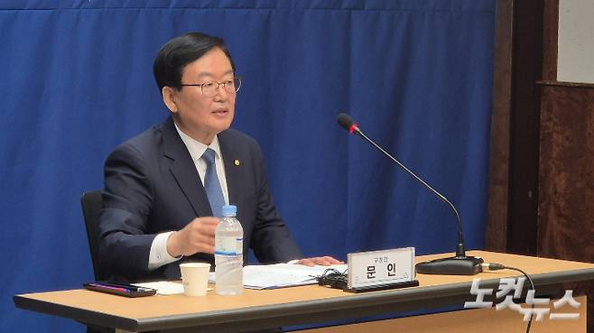 18일 오전 10시 북구청 2층 상황실에서 열린 기자간담회에서 문인 광주 북구청장이 복합쇼핑몰 '더 현대 광주' 건축 과정에 우려되는 시민 불편 최소화를 위해 광주시에 대책 마련을 촉구하고 있다. 한아름 기자