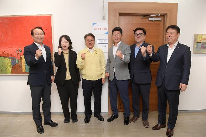 광주광역시는 18일 기획조정실에 지역상권 활성화와 소상공인 보호를 위한 현장밀착형 정책 추진의 구심점인 '골목경제 상황실'을 설치하고, 첫 회의 개최와 함께 본격 가동에 들어갔다. 광주시 제공