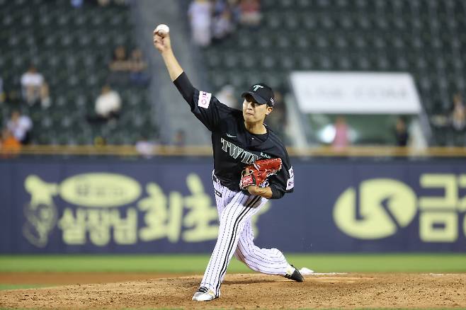 LG 우완 이정용이 18일 NC와 홈 경기에 7회초 등판해 힘차게 공을 던지고 있다. LG