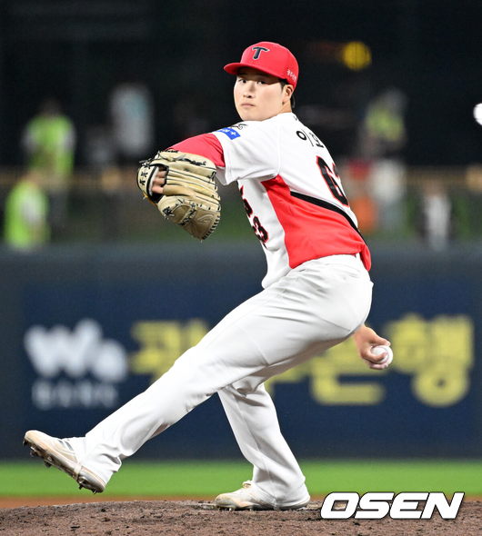 [OSEN=광주, 이대선 기자] KIA는 17일 광주-기아 챔피언스필드에서 열린 2025 신한은행 SOL bank KBO리그 KT 위즈와의 경기를 10-3으로 이겼다.선발 김도현이 6이닝 1자책 쾌투로 35일만에 승리를 거두었다. 1회말 3타점 2루타를 터트리고 총알 홈보살까지 김호령의 활약이 빛났고 김규성도 2타점 쐐기타를 날렸다. 3연승과 함께 35승33패1무를 기록했다. 9회초 KIA 이호민이 역투하고 있다. 2025.06.17 /sunday@osen.co.kr