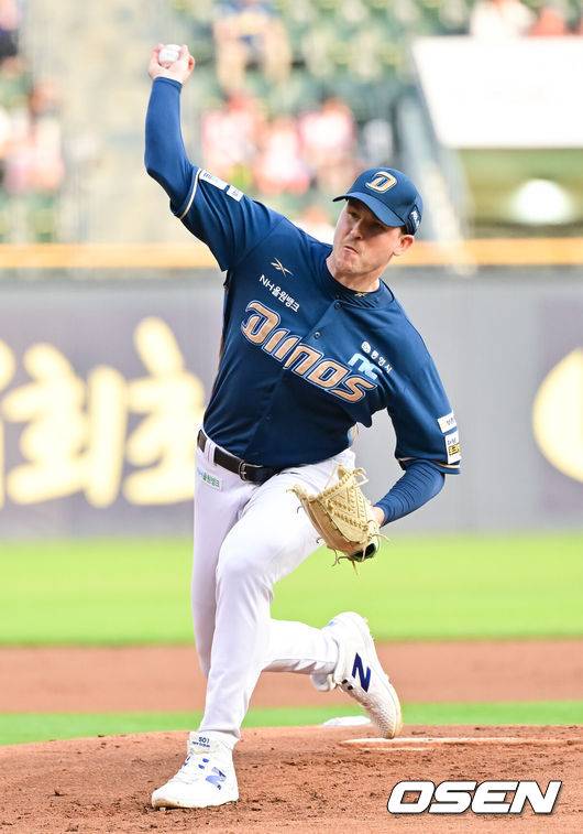 [OSEN=잠실, 박준형 기자] 17일 오후 서울 잠실구장에서 ‘2025 신한 SOL BANK KBO리그’ LG 트윈스와 NC 다이노스의 경기가 진행됐다.이날 LG는 에르난데스를, NC는 라일리를 선발투수로 내세웠다.1회말 NC 선발투수 라일리가 역투하고 있다.  2025.06.17 / soul1014@osen.co.kr