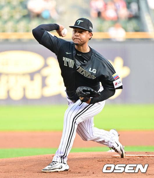 [OSEN=잠실, 박준형 기자] 17일 오후 서울 잠실구장에서 ‘2025 신한 SOL BANK KBO리그’ LG 트윈스와 NC 다이노스의 경기가 진행됐다.이날 LG는 에르난데스를, NC는 라일리를 선발투수로 내세웠다.1회초 LG 선발투수 에르난데스가 역투하고 있다. 2025.06.17 / soul1014@osen.co.kr