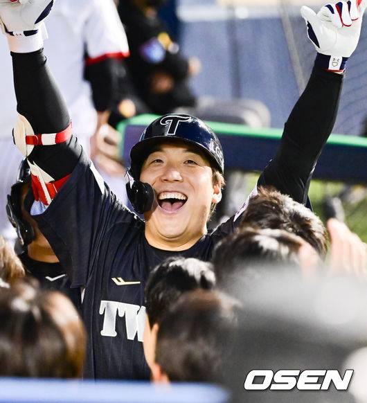 [OSEN=잠실, 박준형 기자] 17일 오후 서울 잠실구장에서 ‘2025 신한 SOL BANK KBO리그’ LG 트윈스와 NC 다이노스의 경기가 진행됐다.이날 LG는 에르난데스를, NC는 라일리를 선발투수로 내세웠다.5회말 1사 1루 LG 김현수가 2점 홈런을 날리고 동료들의 축하를 받고 있다. 2025.06.17 / soul1014@osen.co.kr