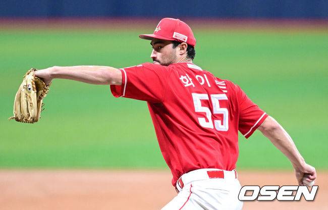 [OSEN=고척, 최규한 기자] 17일 서울 고척스카이돔에서 ‘2025 신한 SOL Bank KBO리그’ 키움 히어로즈와 SSG 랜더스의 경기가 열렸다.홈팀 키움은 김윤하, 방문팀 SSG은 미치 화이트를 선발로 내세웠다.1회말 SSG 선발 미치 화이트가 힘차게 공을 뿌리고 있다. 2025.06.17 / dreamer@osen.co.kr