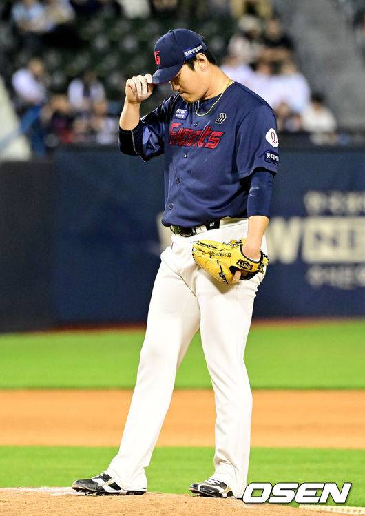 [OSEN=잠실, 지형준 기자] 프로야구 LG 트윈스가 롯데 자이언츠에 끝내기 승리를 거뒀다. 8회 5점 차 뒤진 경기를 따라붙어 짜릿한 역전 드라마를&nbsp;만들었다.&nbsp;LG는&nbsp;16일 서울 잠실구장에서 열린 2024 KBO리그 롯데와&nbsp;경기에서 연장 10회&nbsp;9-8 극적인 끝내기로 이겼다.&nbsp;김영준이 8회 등판해 3이닝 동안 1피안타 1볼넷 무실점으로 호투하며 승리 투수가 됐다.연장 10회말 무사 1,2루에서 롯데 김도규가 LG 김주성 타석에 보크를 범하며 아쉬워하고 있다. 2024.06.16 / jpnews@osen.co.kr