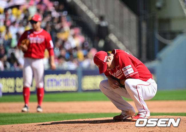 [OSEN=잠실, 지형준 기자] 4일 오후 서울 잠실야구장에서 2025 신한 SOL Bank KBO리그 LG 트윈스와 SSG 랜더스의 경기가 열렸다.이날 엘리에이저 에르난데스의 부상 대체 외국인투수로 LG에 입단한 코엔 윈이 KBO리그 데뷔전을 갖는다. SSG 선발은 박종훈.5회말 무사 1,2루에서 SSG 박종훈이 강판 당하고 있다. 2025.05.04 /jpnews@osen.co.kr