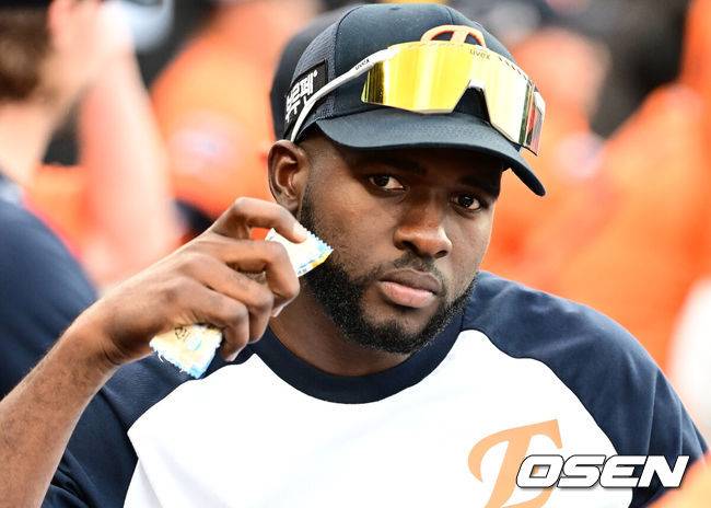 [OSEN=대전, 지형준 기자] 6주 재활 선수로 등록된 한화 플로리얼이 더그아웃에서 경기를 지켜보고 있다. 2025.06.14 /jpnews@osen.co.kr