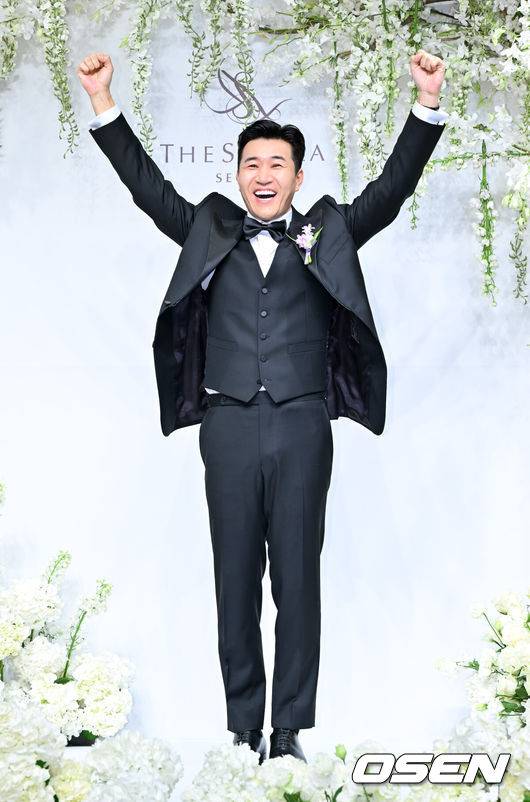 [OSEN=박준형 기자] 가수 김종민은 20일 서울 중구 장충동 신라호텔 영빈관에서 11살 연하 예비 신부와 결혼식을 올린다.예비 신부가 비연예인인 만큼 혼자 포토월에 서는 김종민은 간단한 인터뷰에 응하며 간단한 소감을 전했다. 김종민이 포즈를 취하고 있다.   2025.04.20 / soul1014@osen.co.kr