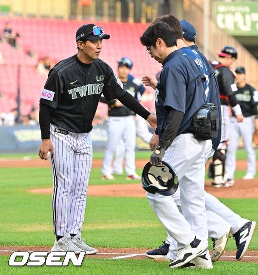 투수교체 보다 사과하는 김광삼 투수 코치