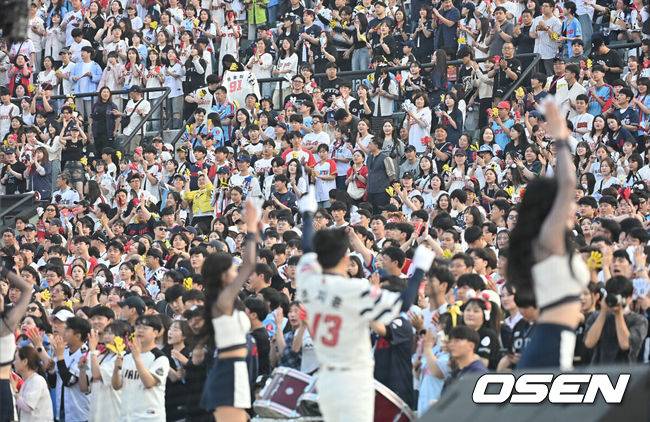 [OSEN=부산, 이석우 기자] 3일 부산 사직야구장에서 2025 신한 SOL 뱅크 KBO 리그 롯데 자이언츠와 키움 히어로즈의 경기가 열렸다. 홈팀 롯데는 감보아가, 방문팀 키움은 김연주가 선발 출전했다.롯데 자이언츠 팬들이 열띤 응원을 펼치고 있다. 2025.06.03 / foto0307@osen.co.kr