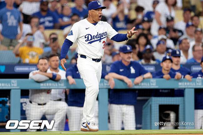 [사진] LA 다저스 데이브 로버츠 감독이 3회 항의를 위해 그라운드에 나오고 있다. ⓒGettyimages(무단전재 및 재배포 금지)