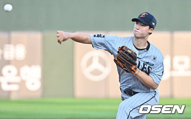 [OSEN=부산, 이석우 기자] 18일 부산 사직야구장에서 2025 신한 SOL 뱅크 KBO 리그 롯데 자이언츠와 한화 이글스의 경기가 열렸다. 홈팀 롯데는 홍민기가, 방문팀 한화는 엄상백이 선발 출전했다.한화 이글스 선발 투수 엄상백이 역투하고 있다. 2025.06.18 / foto0307@osen.co.kr