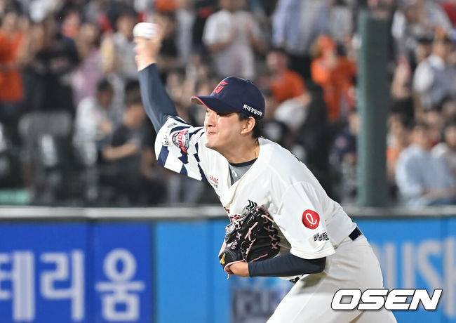 [OSEN=부산, 이석우 기자] 18일 부산 사직야구장에서 2025 신한 SOL 뱅크 KBO 리그 롯데 자이언츠와 한화 이글스의 경기가 열렸다. 홈팀 롯데는 홍민기가, 방문팀 한화는 엄상백이 선발 출전했다.롯데 자이언츠 김원중이 역투하고 있다. 2025.06.18 / foto0307@osen.co.kr