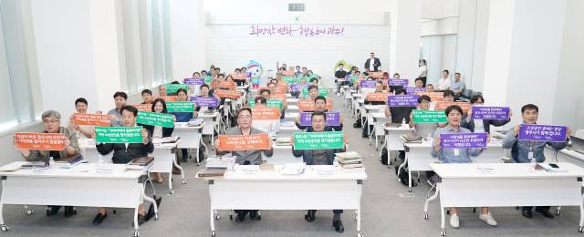 ▲경기 광주시 공동주택 건설 관련 지역업체 간담회에 참석한 건설사 관계자들이 '지금이 바로 광주시민 모두가 지역제품 팔아주기 동참할때' 등 문구가 적힌 피켓을 들고 지역 소상공인 활성화 성격의 캠페인을 벌이고 있다. ⓒ 광주시