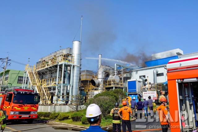 ▲18일 오후 부산 금정구 동일고무벨트 부산공장에서 화재가 발생해 소방당국이 진화 작업에 나섰다.ⓒ프레시안(강지원)