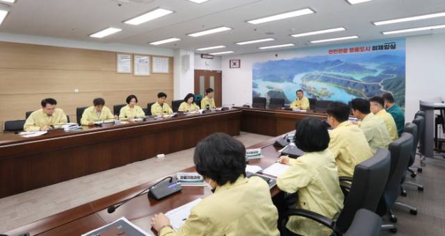 ▲18일 임실군청 종합상황실에서 이진관 부군수가 여름철 자연재해 대책회의를 갖고 있다. ⓒ임실군