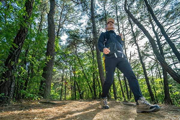 한씨와 인터뷰를 나눈 건 서울과 부산의 중간 지점인 구미시 송정동산이다.