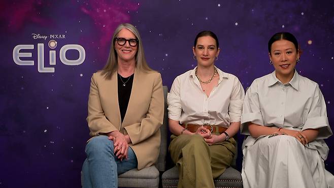 디즈니·픽사 애니메이션 ‘엘리오’의 메리 앨리스 드럼 프로듀서(왼쪽부터), 매들린 샤라피안 감독, 도미 시 감독이 17일 한국 언론과 화상 인터뷰를 하고 있다.