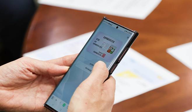 김진태 강원도지사가 ‘강원이지’ 누리집에 접속해 강원생활도민증을 확인하고 있다. 주소지가 강원도 이외 지역이면 생활도민증이, 강원도면 강원도민증이 발급된다. 강원도 제공