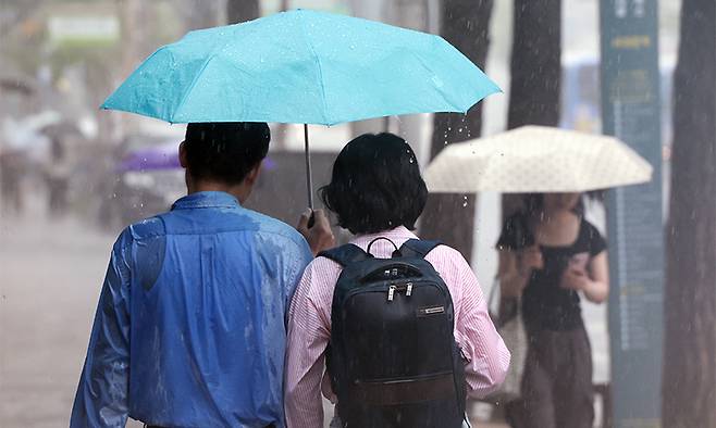 전국 곳곳 비가 내린 지난 지난&nbsp;16일 서울 서대문구에서 상의가 비에 젖은 시민이 우산을 쓰고 이동하고 있다. 연합뉴스