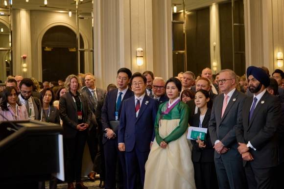 G7 리셉션 참석한 대통령 부부 - 이재명 대통령과 김혜경 여사가 16일(현지시간) 캐나다 캘거리의 한 호텔에서 열린 캐나다 총독 내외가 주최한 주요 7개국(G7) 정상회의 초청국 리셉션에 참석하고 있다. 이 대통령은 이 자리에서 G7 초청국 정상들, 안토니우 구테흐스 유엔 사무총장 등과 교유하며 정상외교 복원을 알렸다. ‘한국에서의 민주주의 회복력’이 리셉션의 주요 대화 주제였다고 한다. 캘거리 연합뉴스