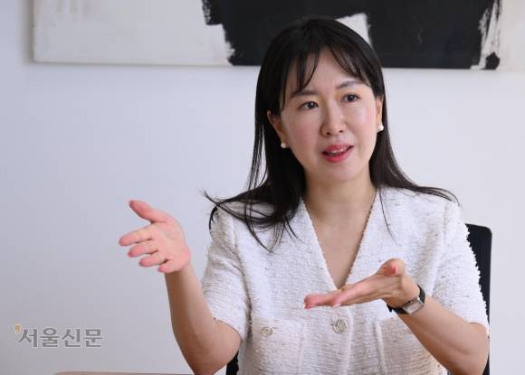 ‘새로운 미래를 위한 청년변호사 모임’ 공동대표를 맡고 있는 송지은 변호사가 17일 서울 송파구의 사무실에서 “개인정보 유출 피해는 누구나 겪을 수 있는 일상의 문제”라며 ﻿개인정보 보호 정책 강화의 필요성에 대해 설명하고 있다. 안주영 전문기자