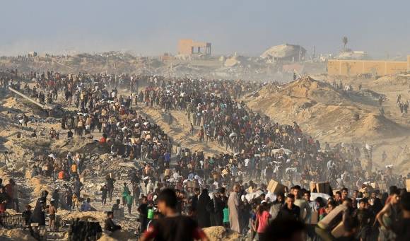 식량 받으려 몰려든 구름 인파 - 팔레스타인 주민들이 16일(현지시간) 가자지구 북부 도시인 베이트라히야에서 구호 물품을 받기 위해 구름처럼 모여들고 있다. 미국과 이스라엘은 구호물자 배급 창구를 일원화하겠다며 지난달 가자인도주의재단(GHF)을 설립했지만 식량 배급소 인근에서 거의 매일 이스라엘군의 총격으로 인명 피해가 발생하고 있다. 베이트라히야 로이터 연합뉴스