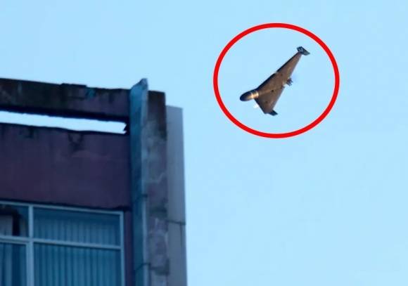 현지시간으로 17일 우크라이나 수도 키이우를 겨냥한 러시아군의 대규모 미사일과 드론 공격이 이어지는 가운데, 러시아군이 발사한 이란제 샤헤드 드론이 건물을 향해 다가가고 있다. AP 연합뉴스