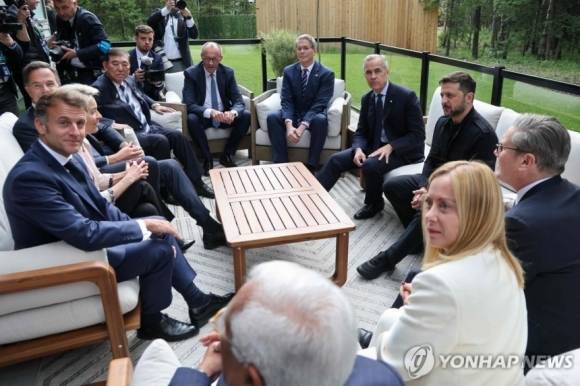 지난 17일 캐나다에서 열린 G7 정상회의에 모인 G6 정상들과 블라디미르 젤렌스키 우크라이나 대통령. AFP 연합뉴스