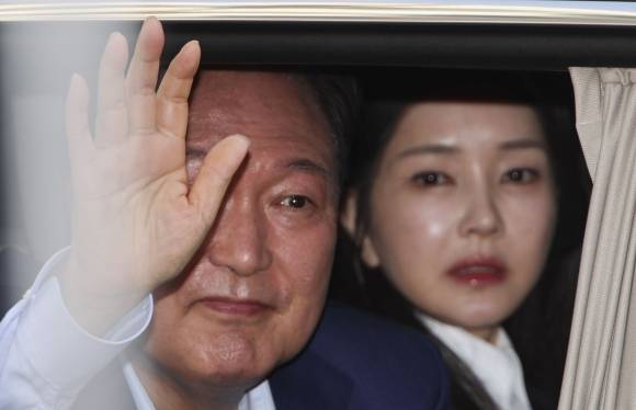 서초동 사저로 향하는 윤 전 대통령 부부 - 윤석열 전 대통령과 김건희 여사가 11일 서울 용산구 한남동 관저에서 나와 서초동 사저로 향하며 지지자들에게 인사하고 있다. 2025년4월11일 연합뉴스