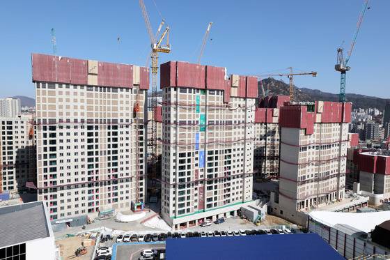 서울시내의 한 아파트단지 공사 현장. 뉴스1