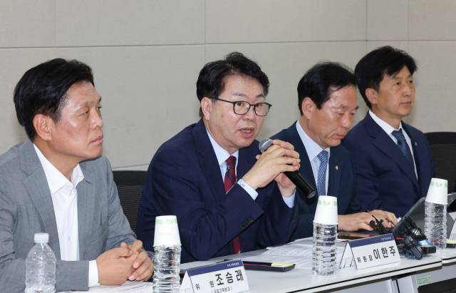 이한주(왼쪽 두번째) 국정기획위원장이 18일 정부세종컨벤션센터에서 열린 경제1분과 기획재정부 업무보고에서 발언하고 있다. 연합뉴스