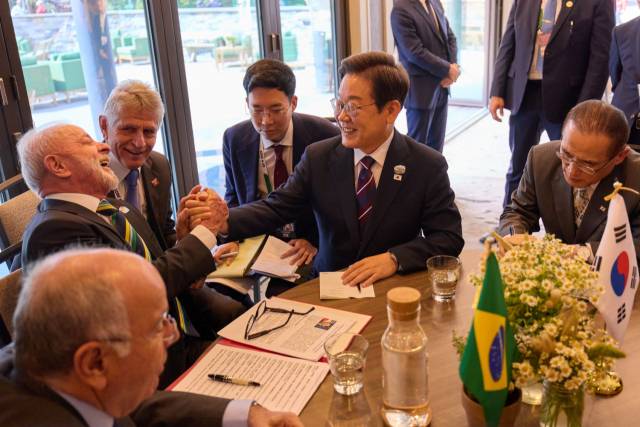 이재명 대통령과 루이스 이나시우 룰라 다시우바 브라질 대통령이 17일(현지 시간) 캐나다 앨버타주 캐내내스키스 주요 7개국(G7) 정상회의장에서 한·브라질 정상회담을 하고 있다.연합뉴스