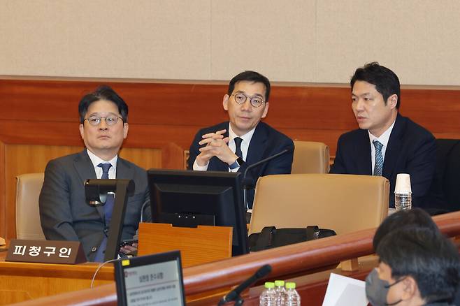 이창수 서울중앙지검장(왼쪽부터), 조상원 중앙지검 4차장, 최재훈 중앙지검 반부패수사2부장이 2월24일 서울 종로구 헌법재판소에서 열린 검사 3인에 대한 탄핵심판 2차 변론기일에 출석해 자리하고 있다. ⓒ 연합뉴스