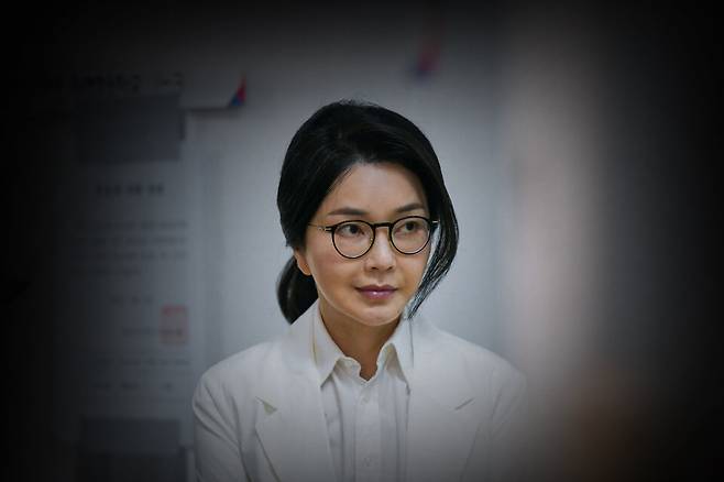 윤석열 전 대통령의 배우자인 김건희 여사. 그는 △도이치모터스(067990) 주가조작 의혹 △명품백 수수 의혹 △명태균·건진법사 등의 국정 개입 및 인사 개입 의혹의 중심에 있다. ⓒ시사저널 양선영 디자이너·연합뉴스