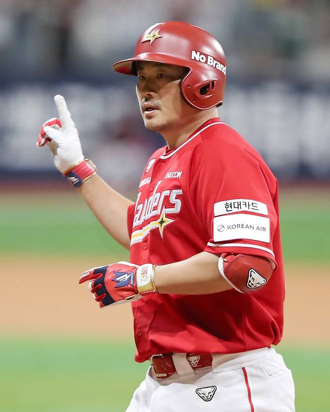 SSG 이지영은 전 소속팀 키움에 강하다. 17일 고척 키움전에서도 강세를 잃지 않으며 공격에서는 결승타를 쳤고, 수비에서는 선발투수 화이트의 무실점 투구를 이끌었다. 사진제공|SSG 랜더스