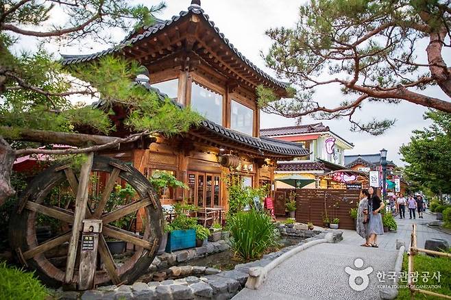 문화체육관광부와 한국관광공사가 선정한 ‘2023∼2024 한국관광 100선’에 올해 처음으로 뽑힌 33곳 중에 포함된 강원 동해 ‘도째비골스카이밸리’와 6회 연속 뽑힌 전주한옥마을(사진). 한국관광공사 제공